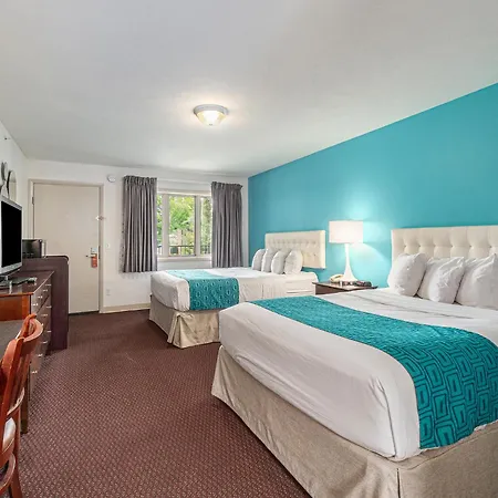 Hotel Howard Johnson By Wyndham Traverse City Exterior foto