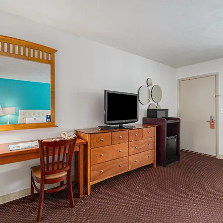 Hotel Howard Johnson By Wyndham Traverse City Exterior foto